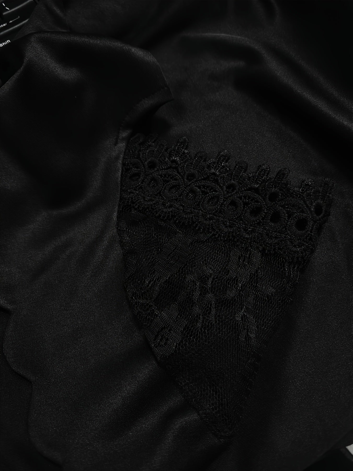 Camiseta de renda contrastante com gola quadrada e manga curta elegante para primavera e verão.