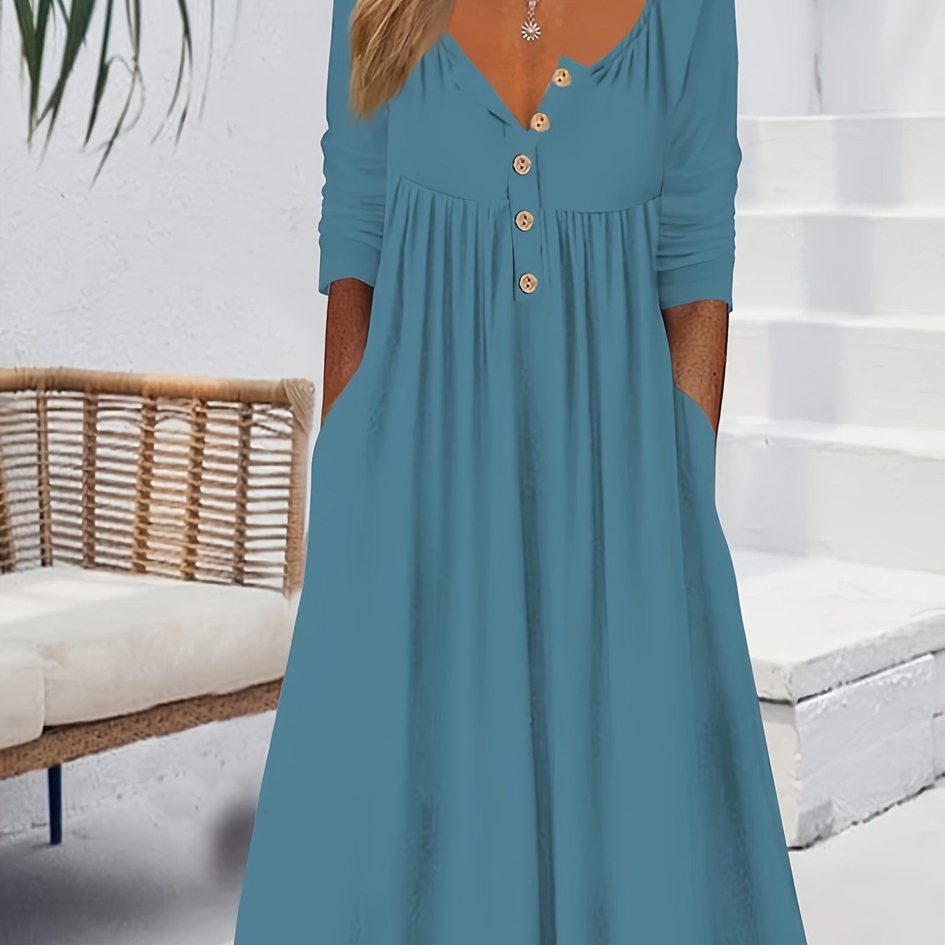 Vestido midi com botões frontais, manga comprida, bolsos e bainha com babados.