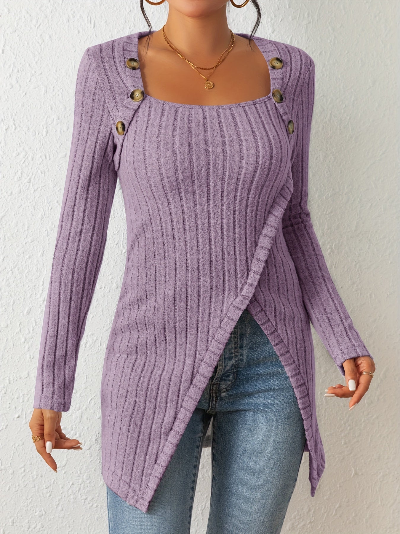 Camiseta de malha slim fit com gola quadrada, decoração de botões e bainha com fenda