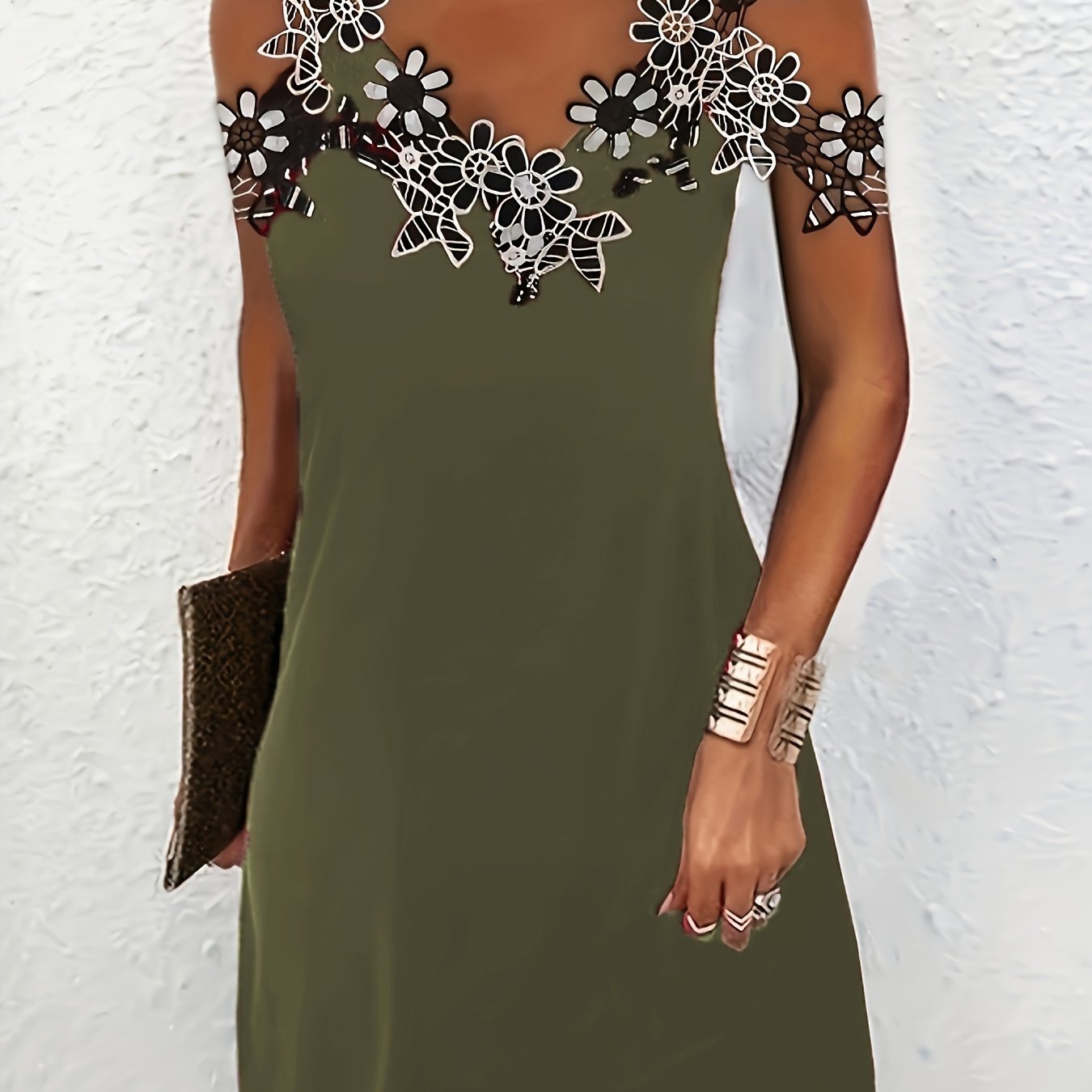 Vestido com ombros descobertos e apliques florais, decote em V, vestido casual para festas.