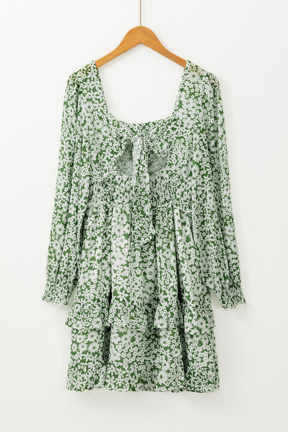Vestido curto com babados e cintura franzida