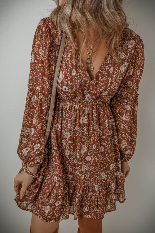 Vestido curto com babados florais e manga bufante estilo boho