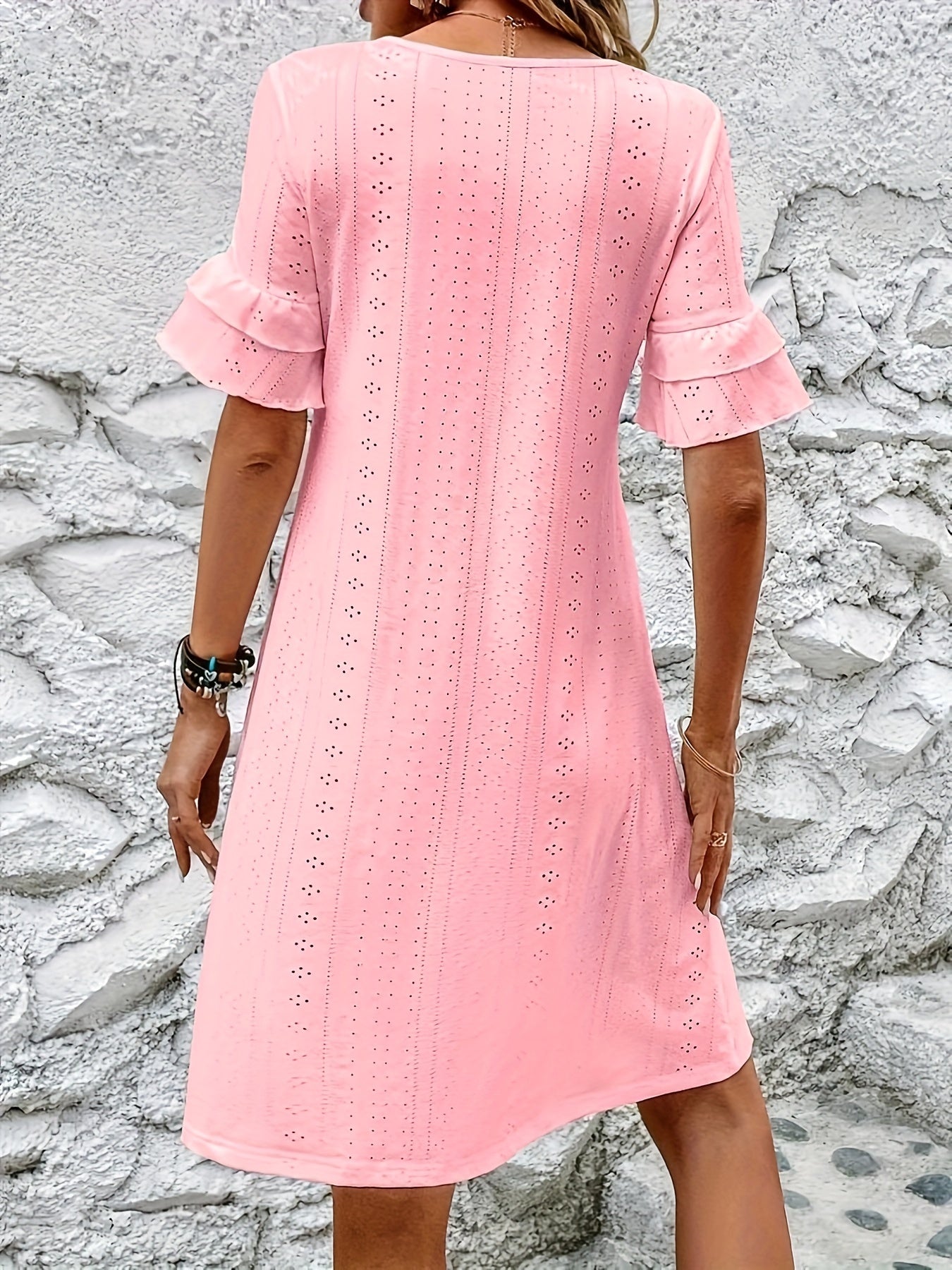 Vestido com gola redonda bordado com ilhós, manga casual com babados para primavera/verão.