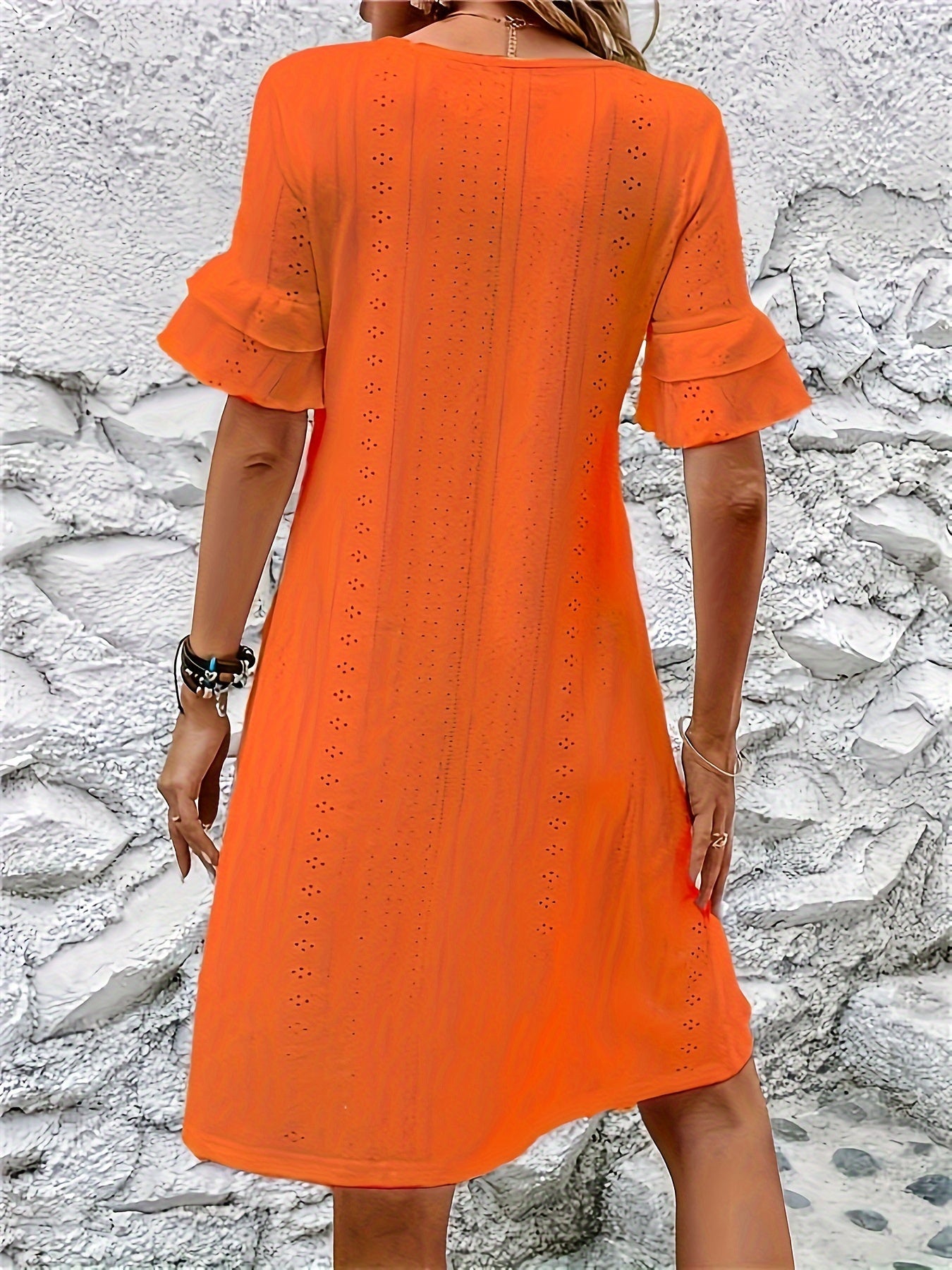 Vestido com gola redonda bordado com ilhós, manga casual com babados para primavera/verão.