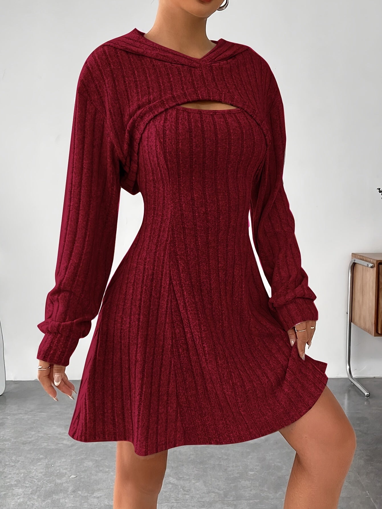 Conjunto de vestido canelado, casaco com capuz e vestido regata em corte A.