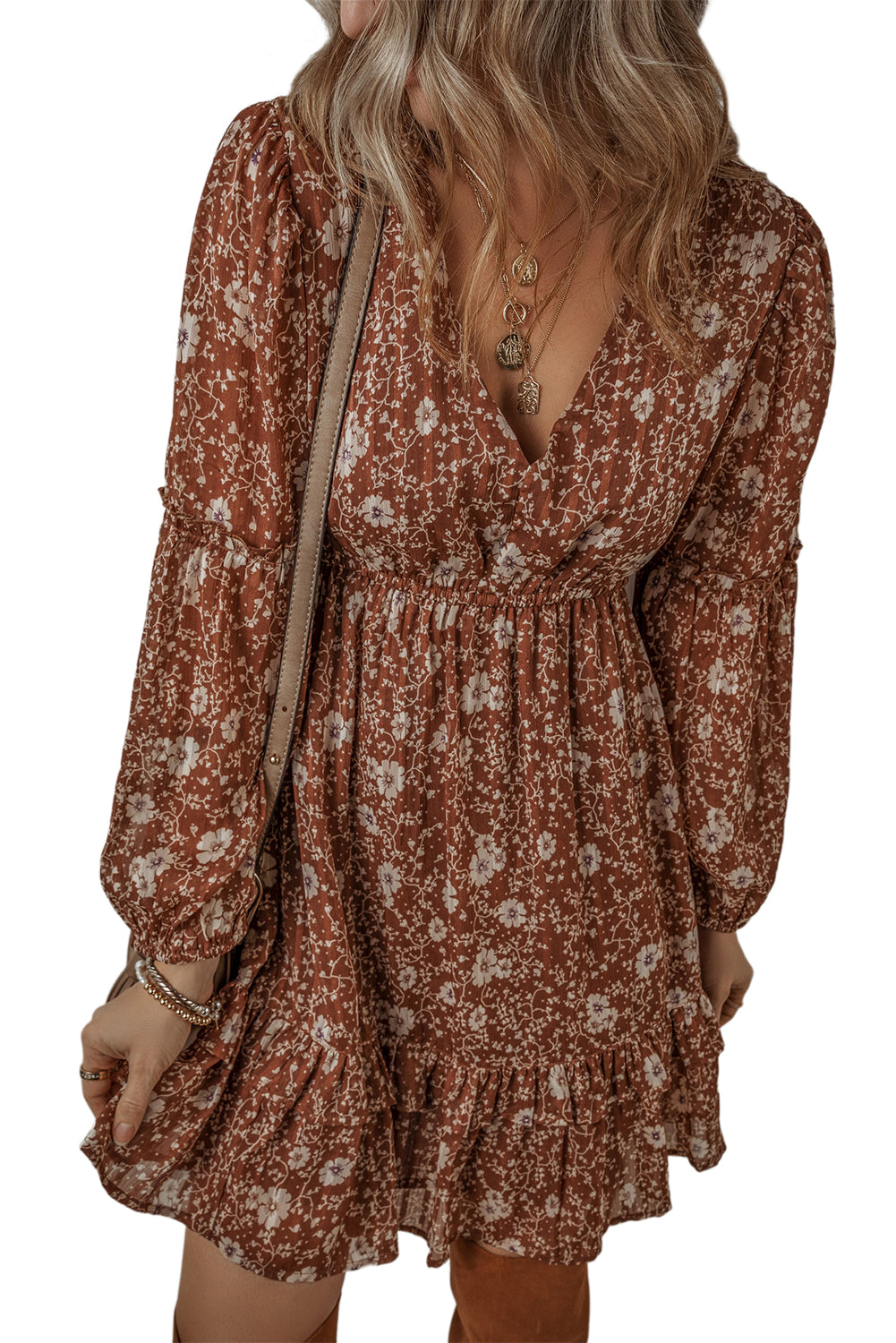 Vestido curto com babados florais e manga bufante estilo boho