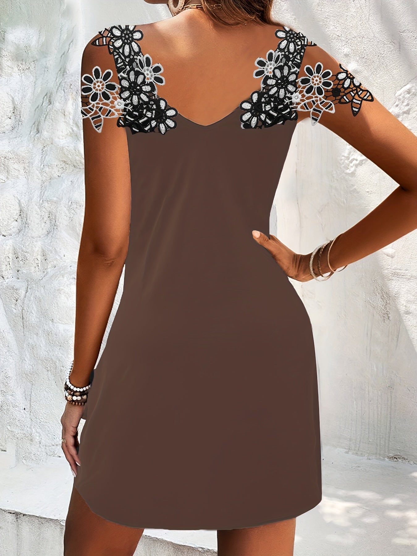 Vestido com ombros descobertos e apliques florais, decote em V, vestido casual para festas.
