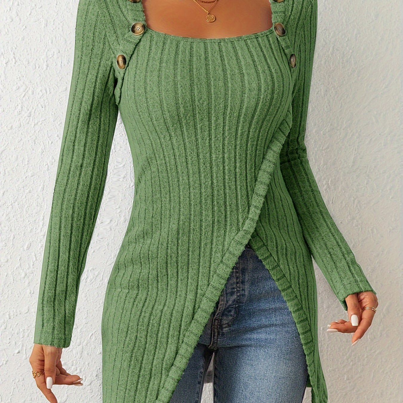 Camiseta de malha slim fit com gola quadrada, decoração de botões e bainha com fenda