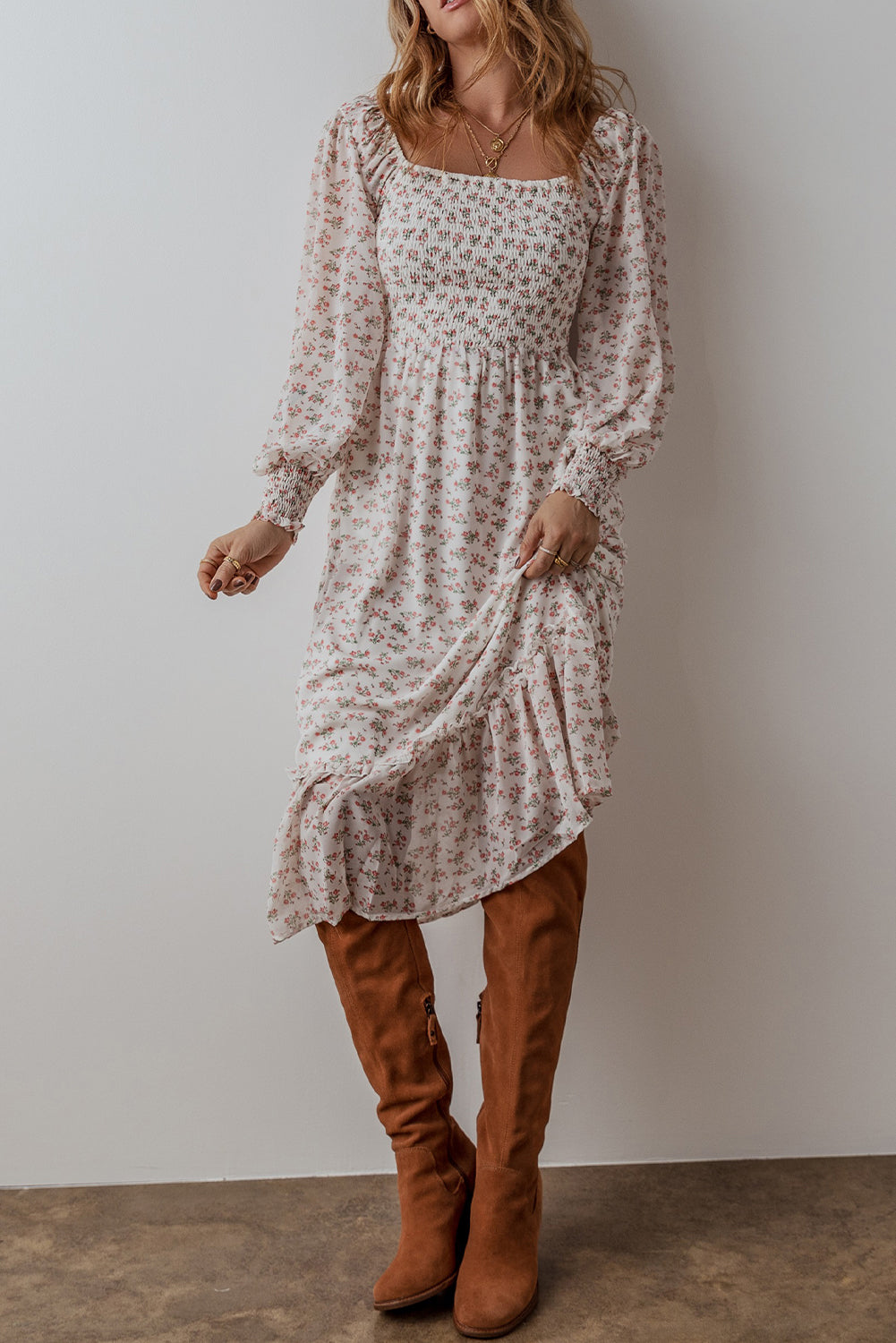Vestido midi com estampa floral e decote quadrado