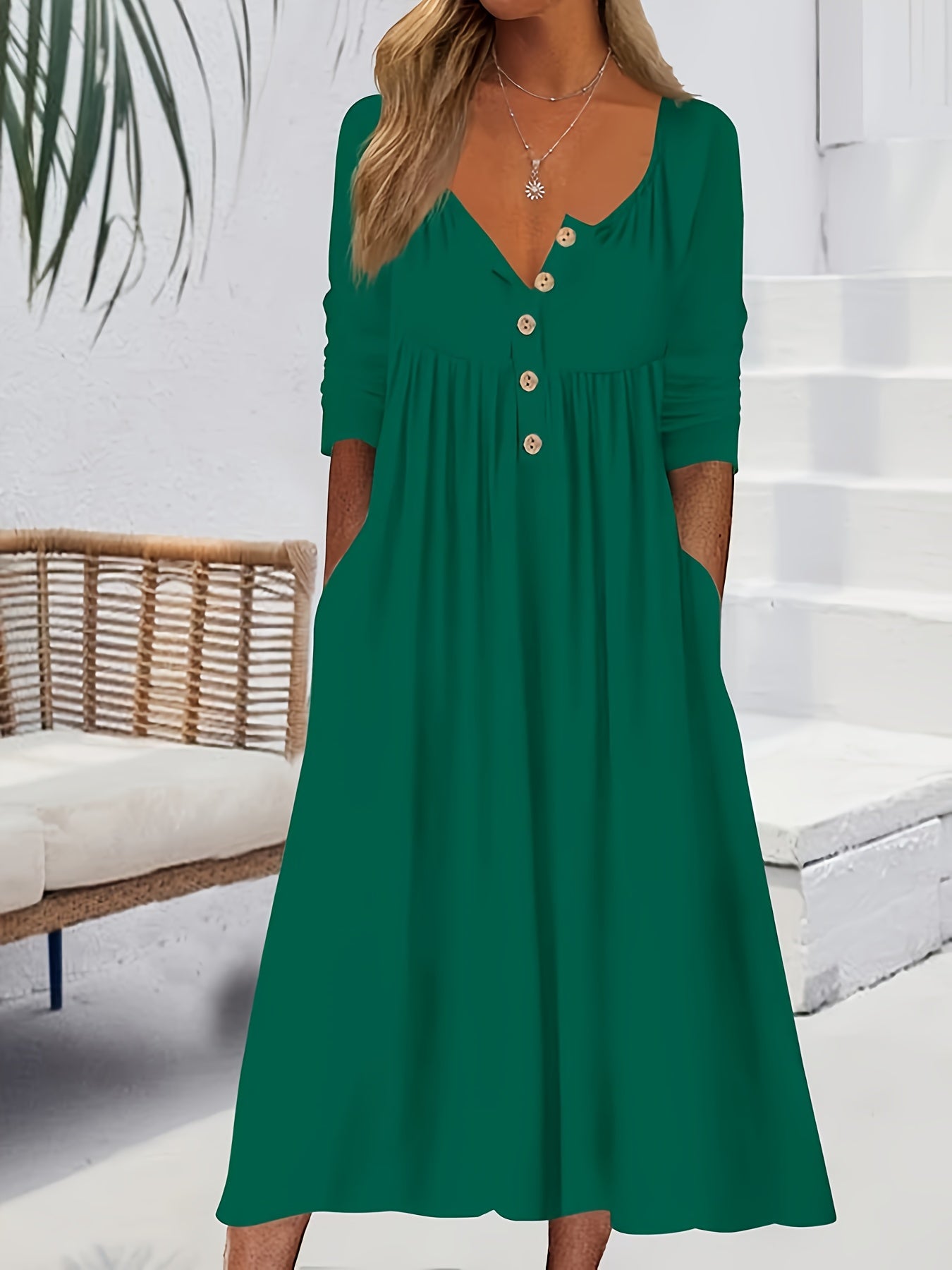 Vestido midi com botões frontais, manga comprida, bolsos e bainha com babados.