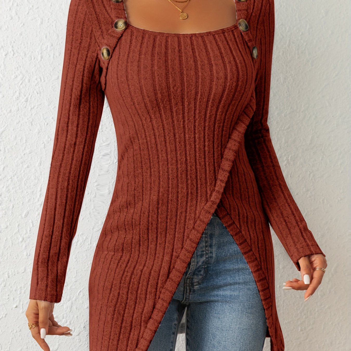 Camiseta de malha slim fit com gola quadrada, decoração de botões e bainha com fenda
