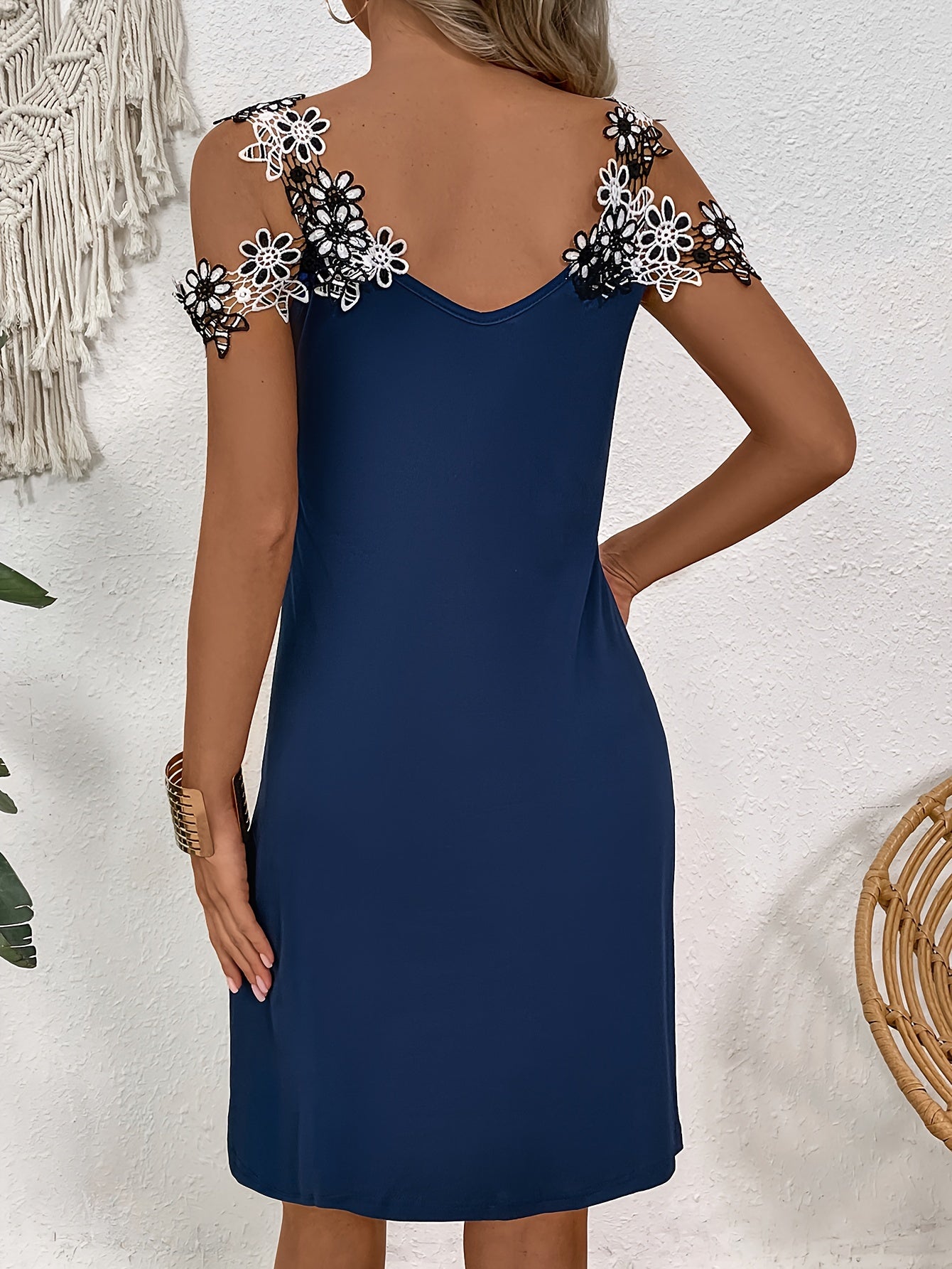 Vestido com ombros descobertos e apliques florais, decote em V, vestido casual para festas.