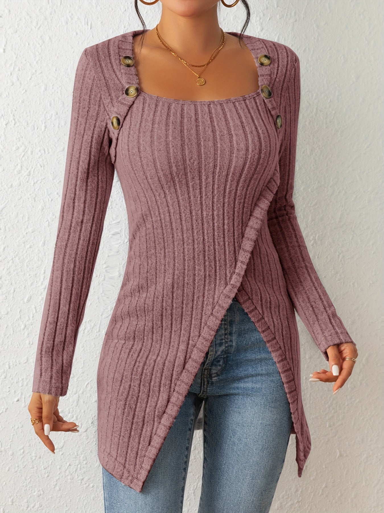 Camiseta de malha slim fit com gola quadrada, decoração de botões e bainha com fenda