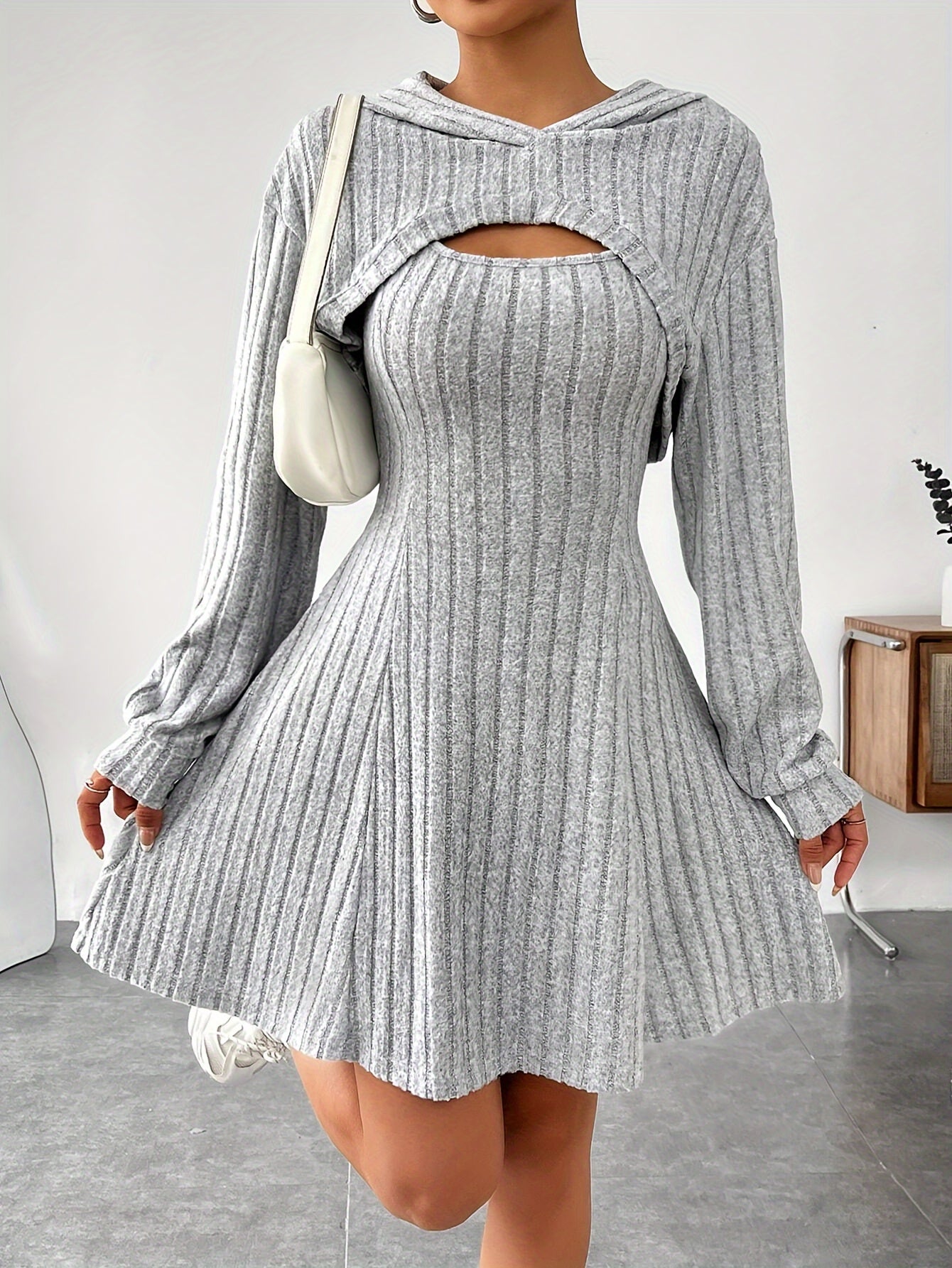 Conjunto de vestido canelado, casaco com capuz e vestido regata em corte A.