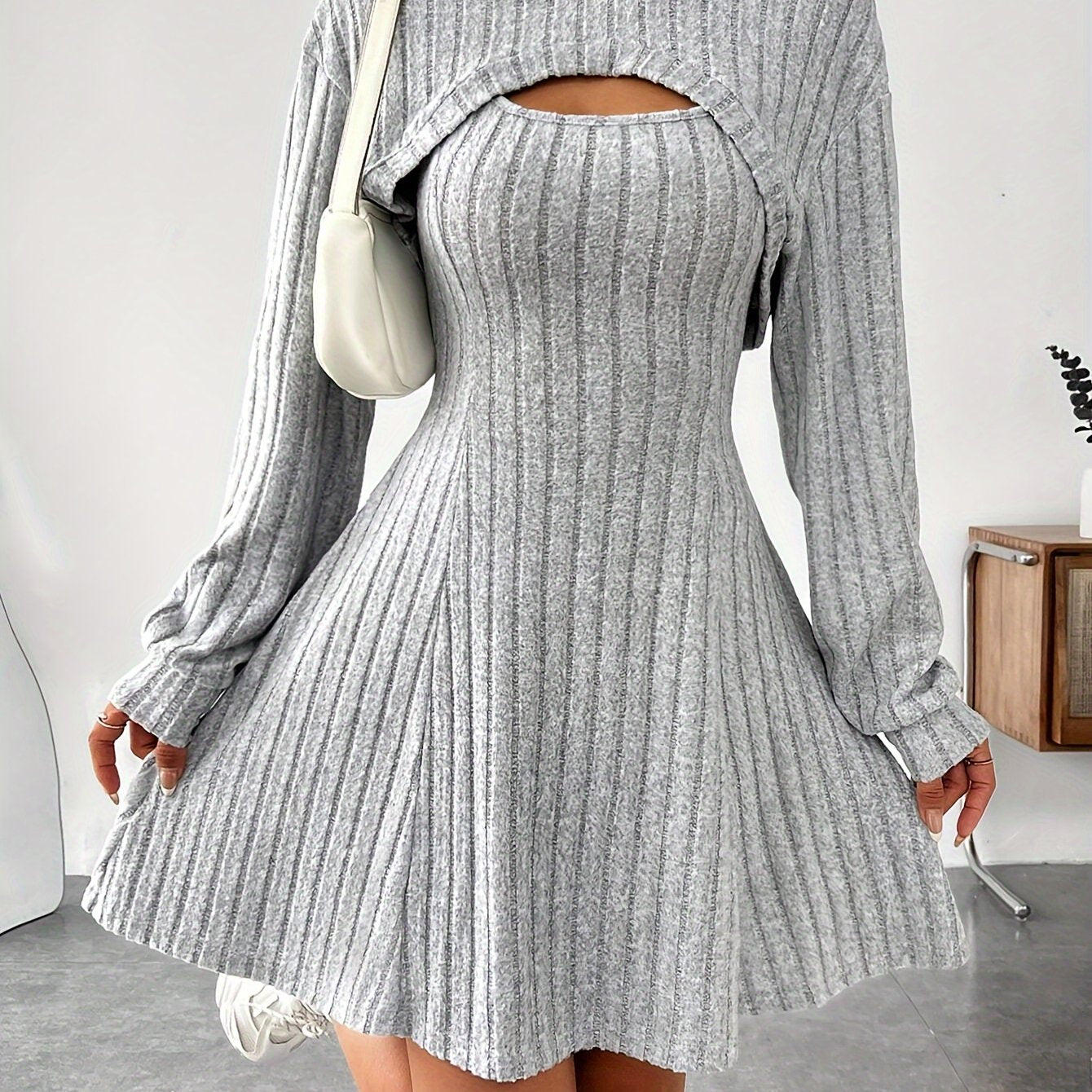 Conjunto de vestido canelado, casaco com capuz e vestido regata em corte A.