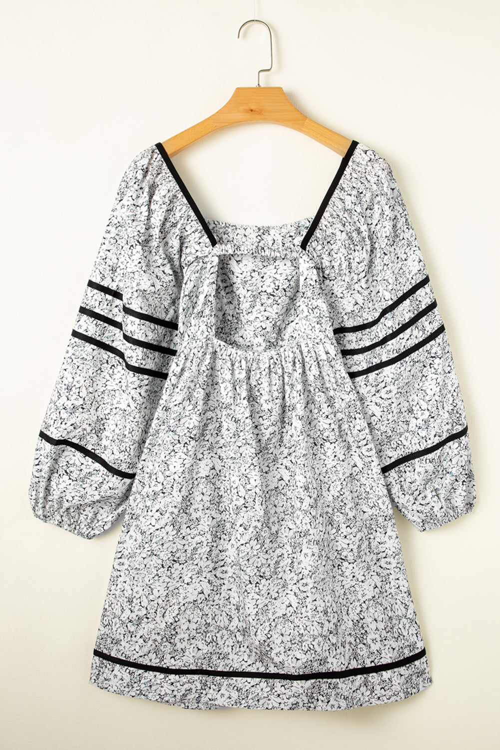 Vestido curto com estampa floral e costas abertas