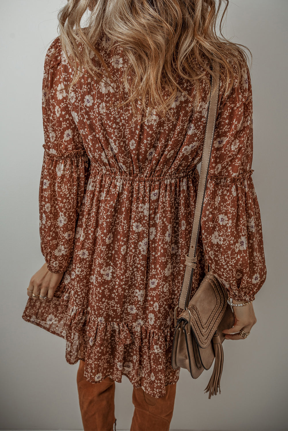 Vestido curto com babados florais e manga bufante estilo boho