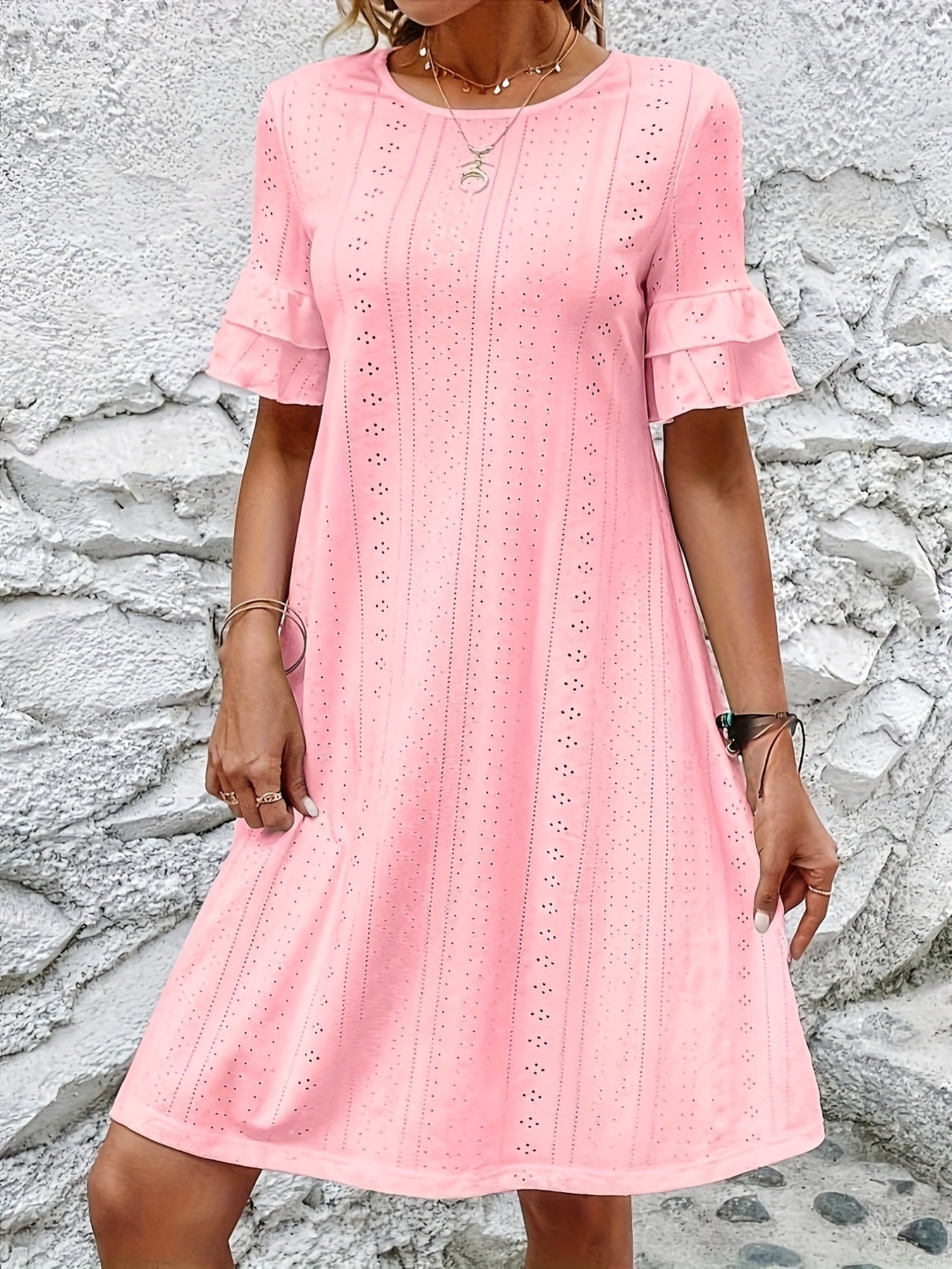 Vestido com gola redonda bordado com ilhós, manga casual com babados para primavera/verão.