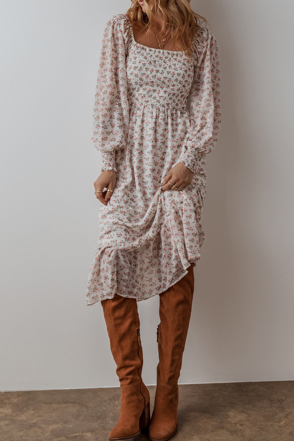 Vestido midi com estampa floral e decote quadrado