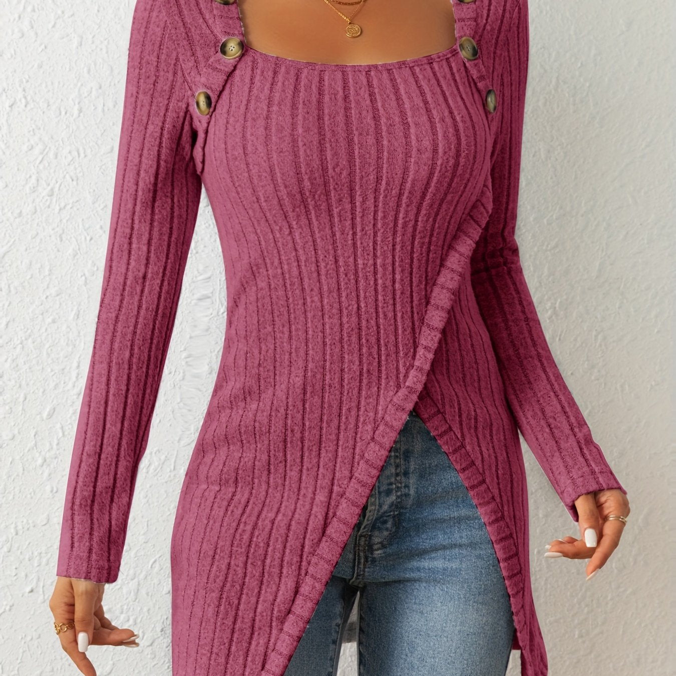 Camiseta de malha slim fit com gola quadrada, decoração de botões e bainha com fenda