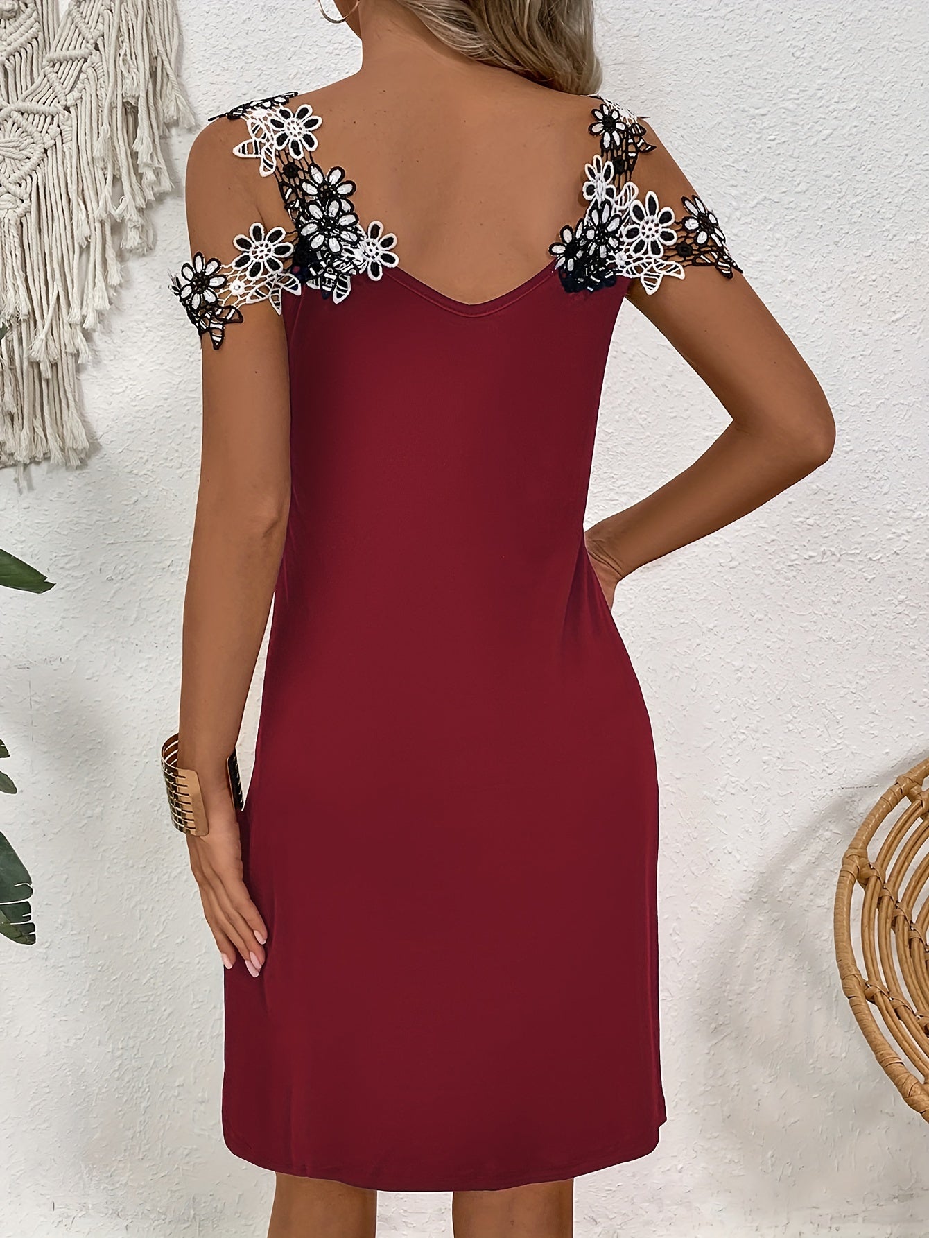 Vestido com ombros descobertos e apliques florais, decote em V, vestido casual para festas.
