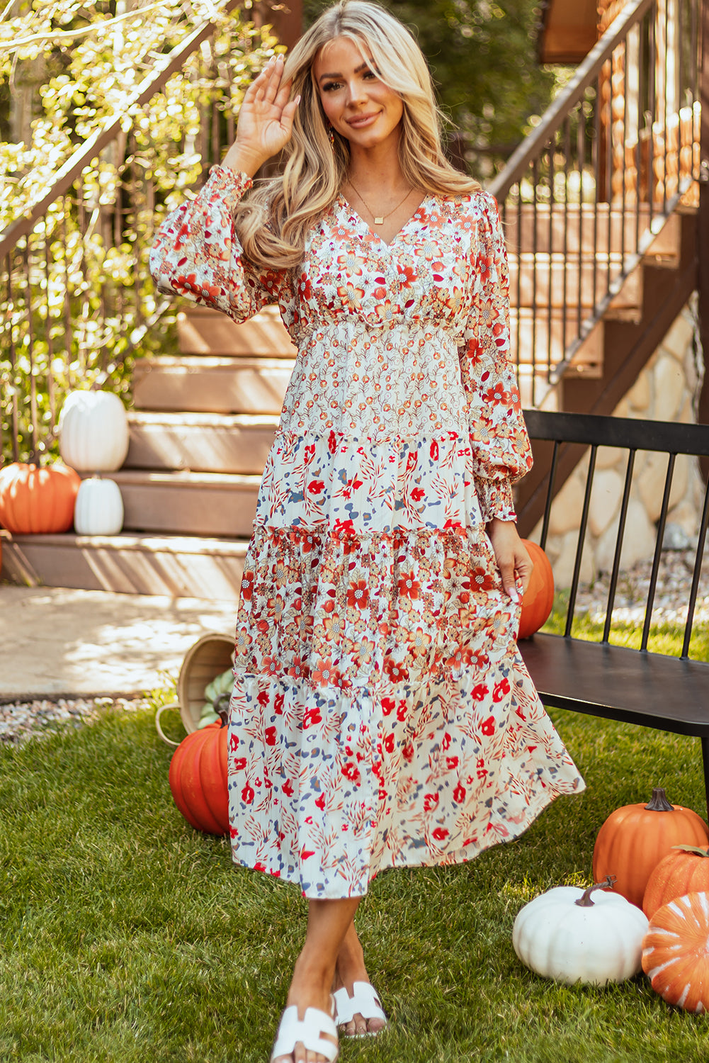 Vestido midi de manga comprida com babados e estampa floral