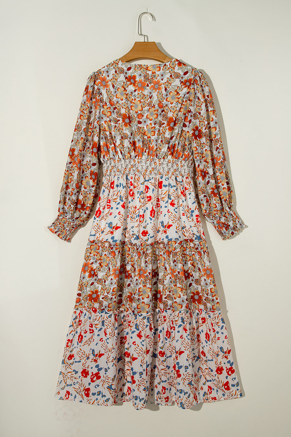 Vestido midi de manga comprida com babados e estampa floral