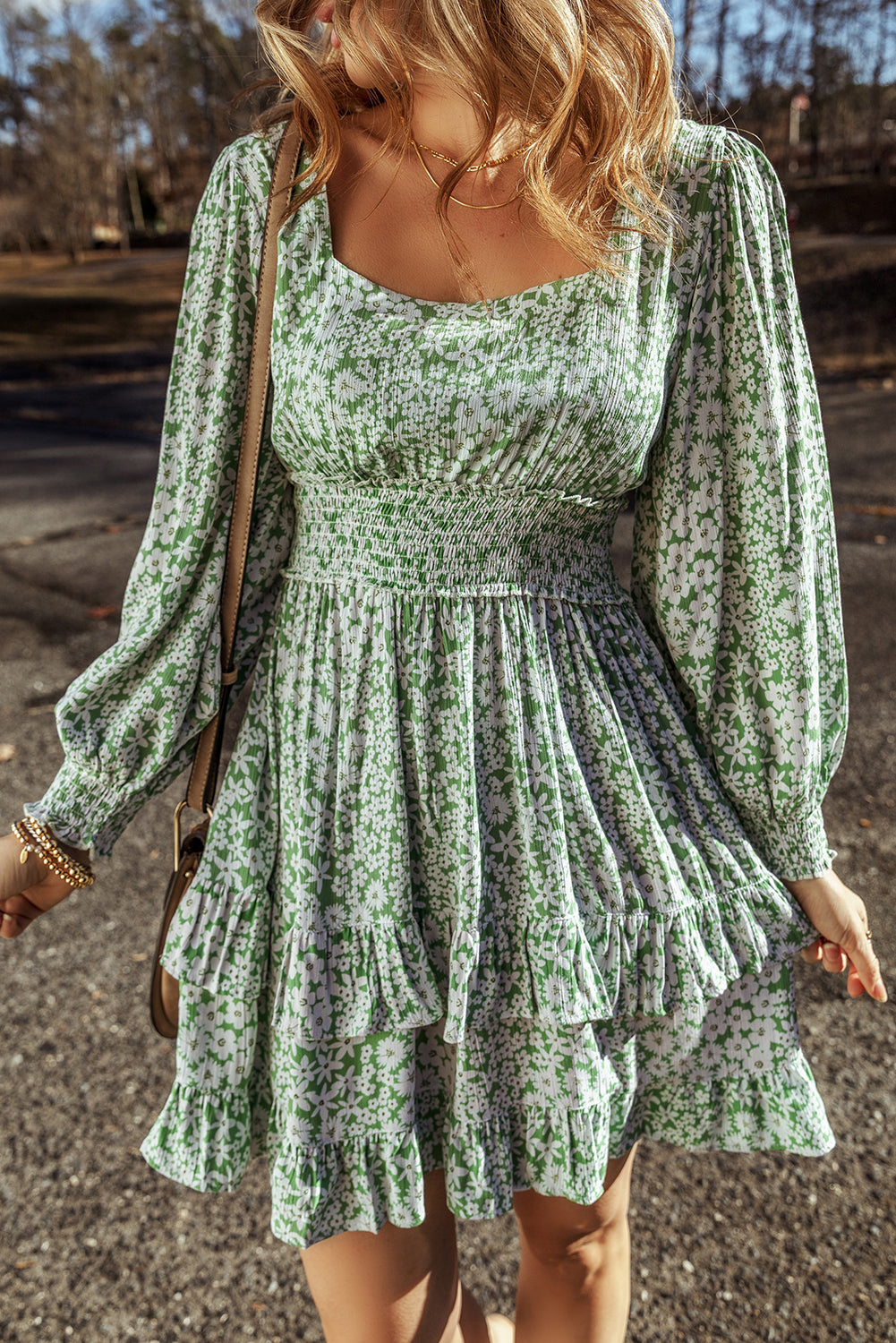 Vestido curto com babados e cintura franzida