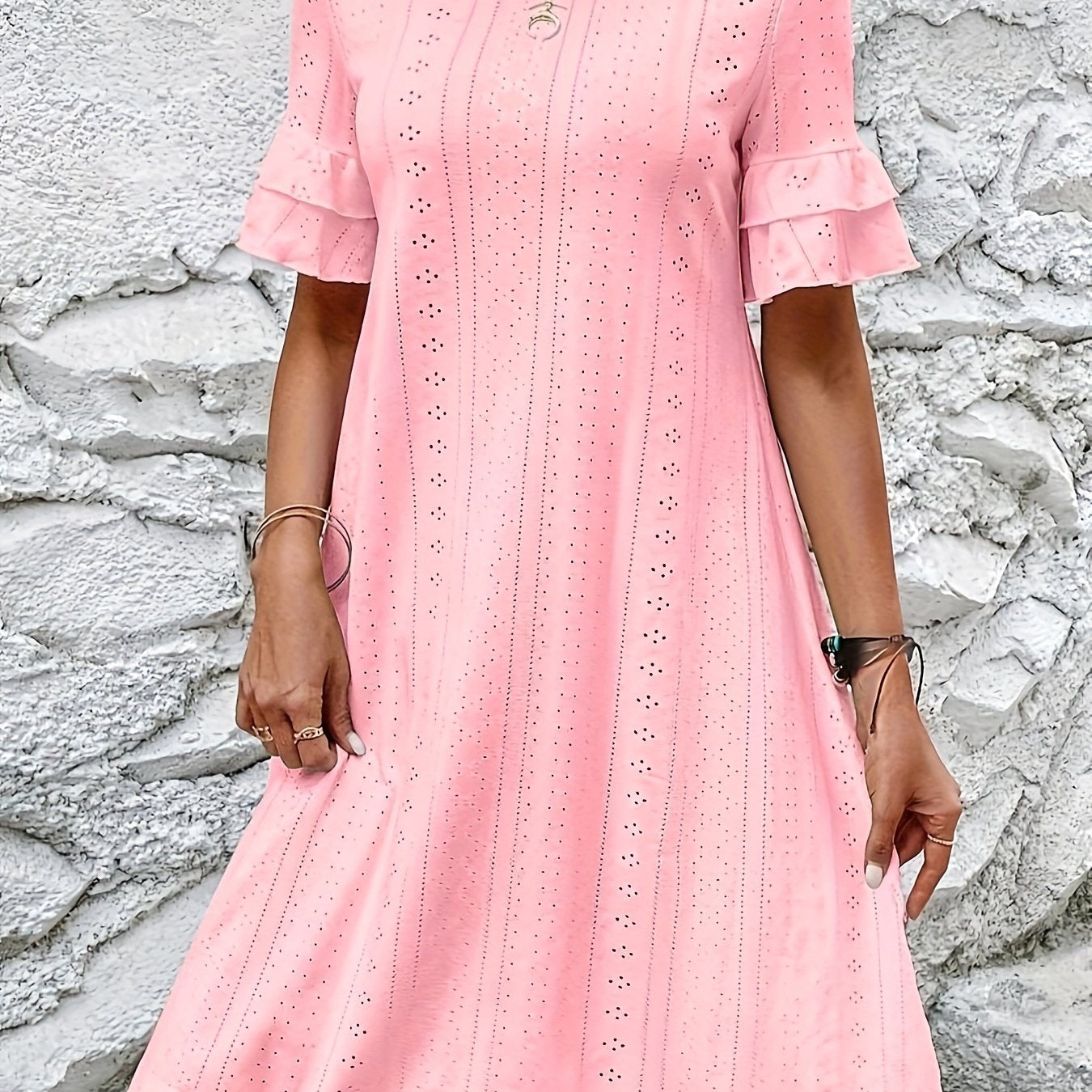 Vestido com gola redonda bordado com ilhós, manga casual com babados para primavera/verão.