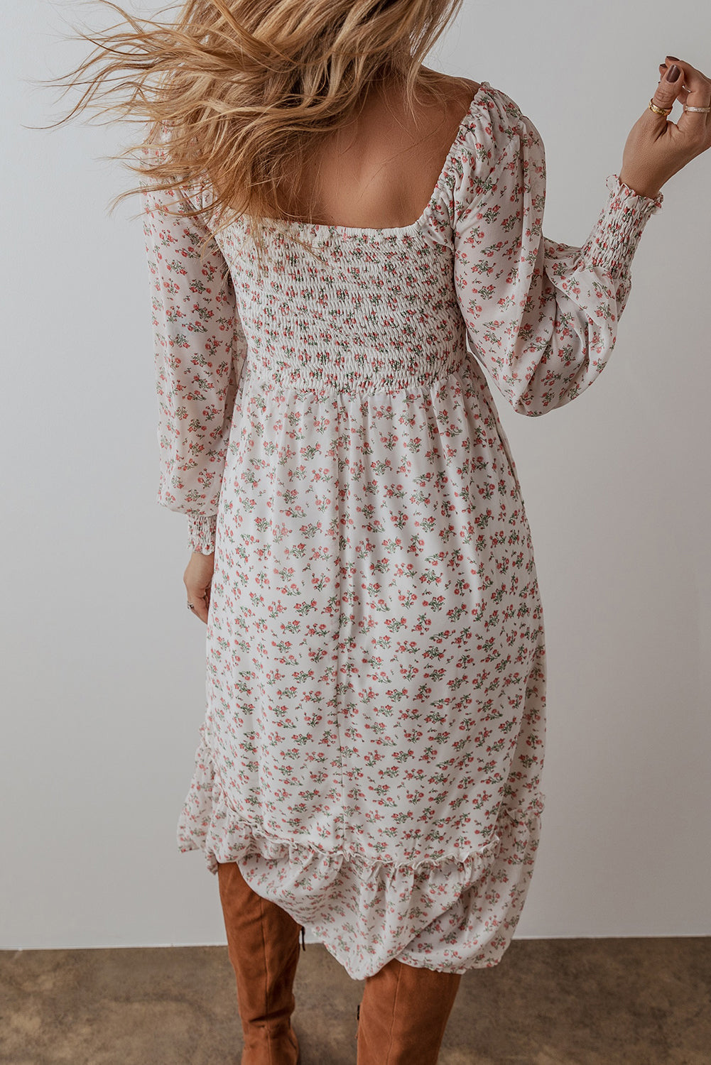 Vestido midi com estampa floral e decote quadrado