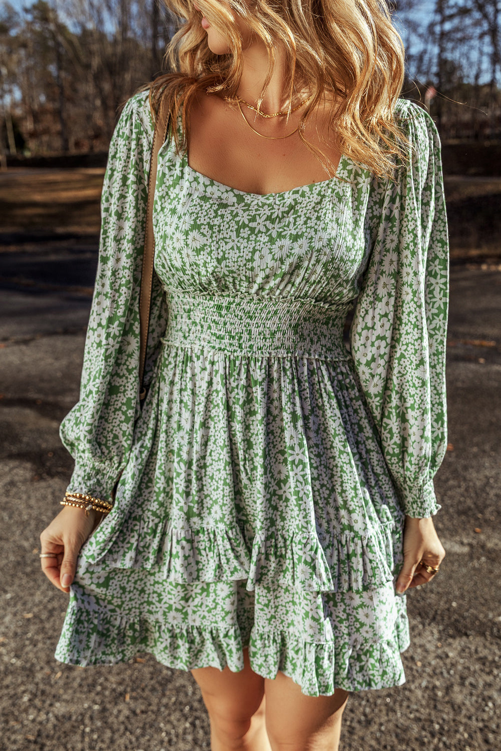 Vestido curto com babados e cintura franzida