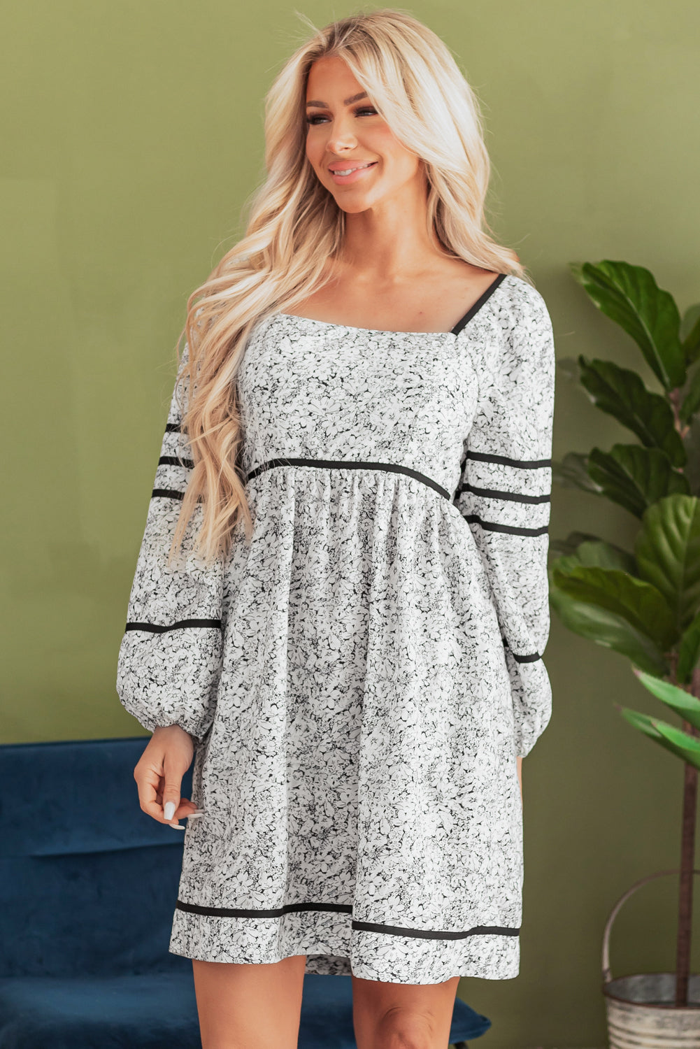 Vestido curto com estampa floral e costas abertas