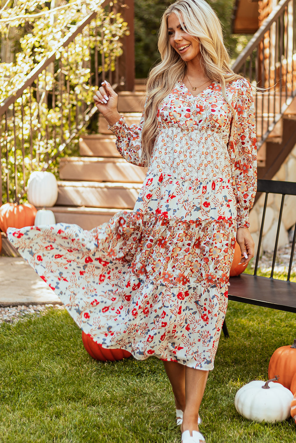 Vestido midi de manga comprida com babados e estampa floral