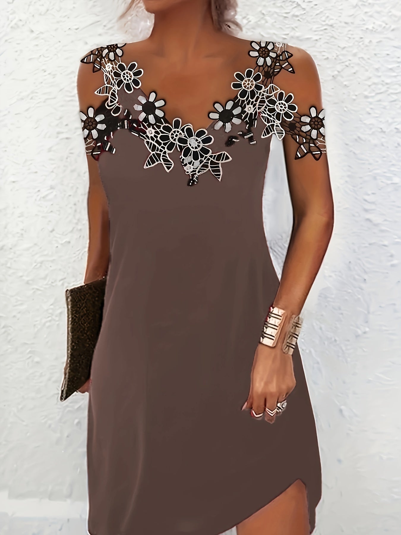 Vestido com ombros descobertos e apliques florais, decote em V, vestido casual para festas.