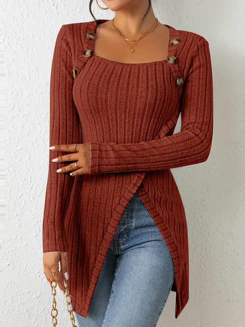 Camiseta de malha slim fit com gola quadrada, decoração de botões e bainha com fenda