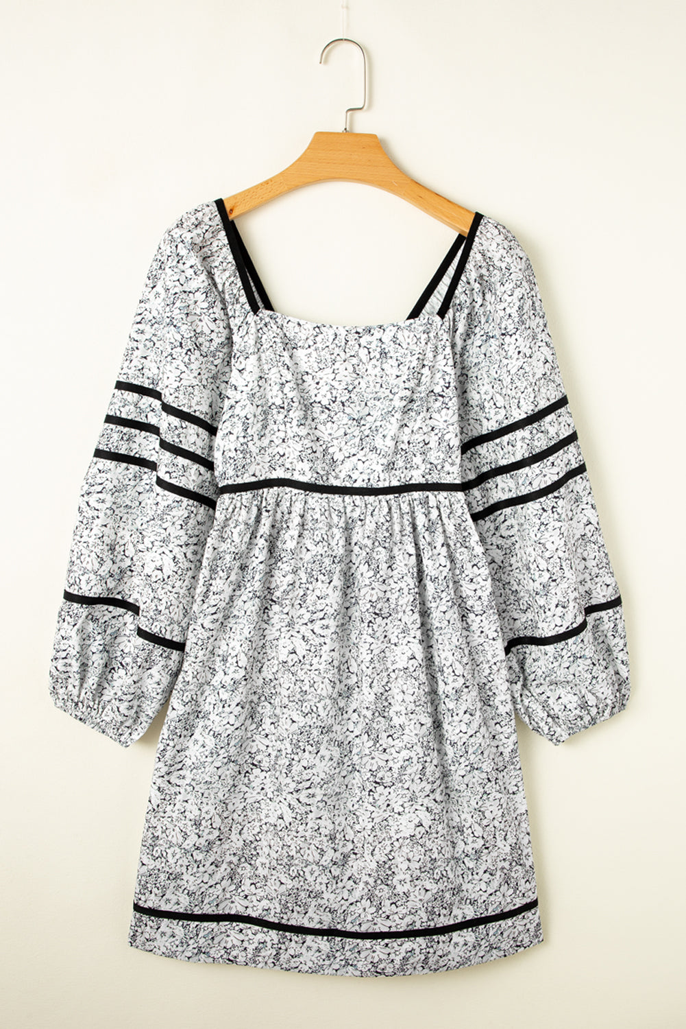 Vestido curto com estampa floral e costas abertas