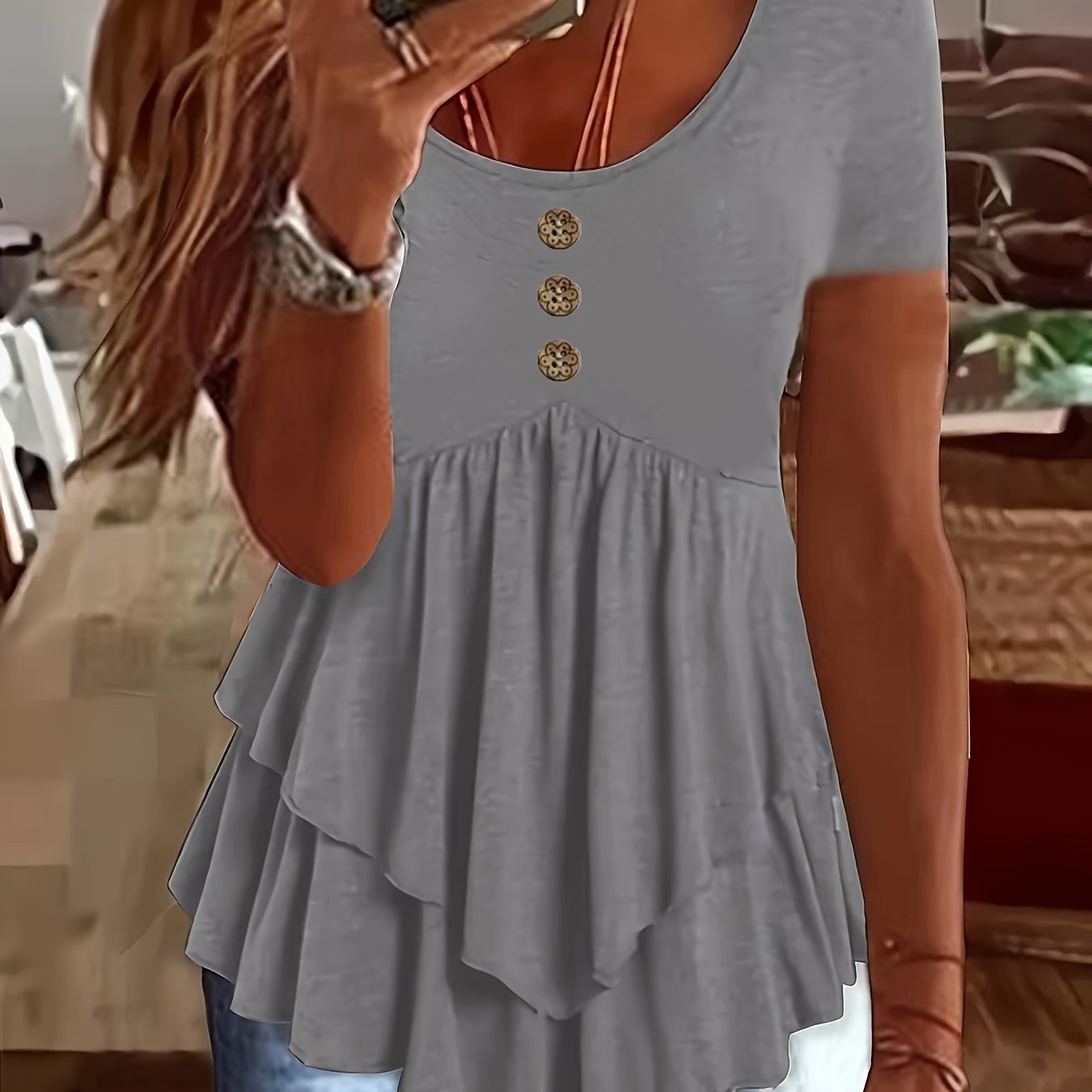 Camiseta de gola redonda de cor sólida, blusa flare com botões na frente e em camadas para primavera/verão.