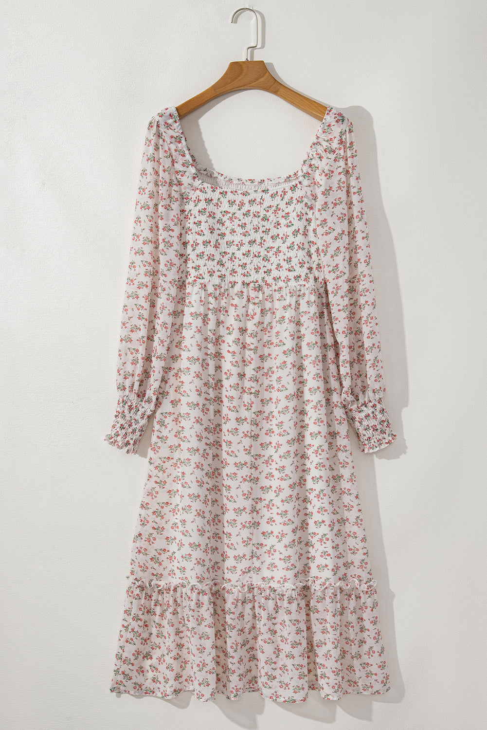 Vestido midi com estampa floral e decote quadrado