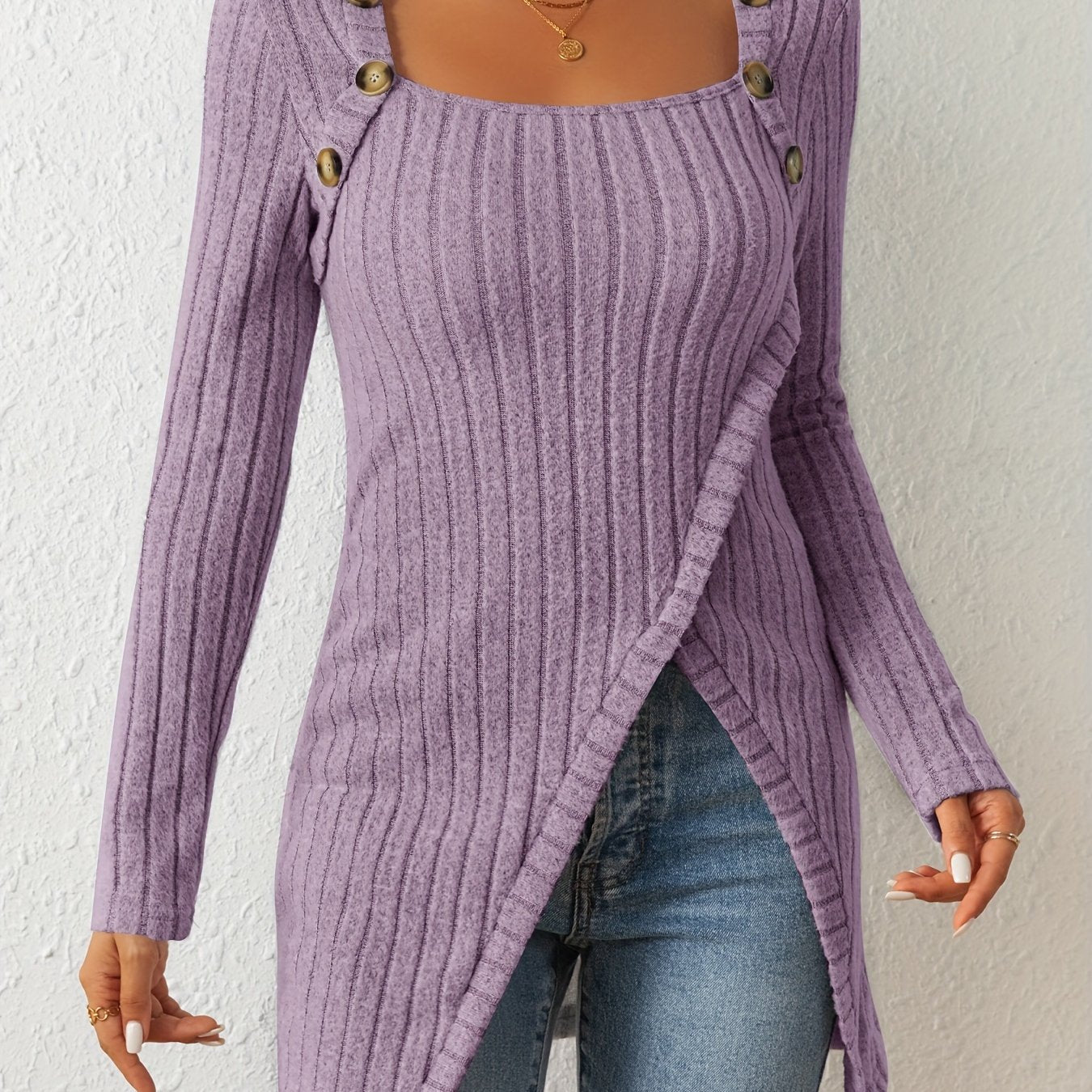 Camiseta de malha slim fit com gola quadrada, decoração de botões e bainha com fenda