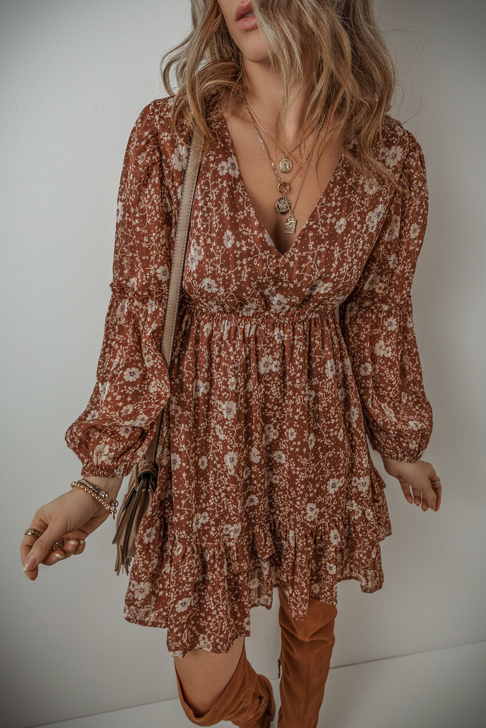 Vestido curto com babados florais e manga bufante estilo boho