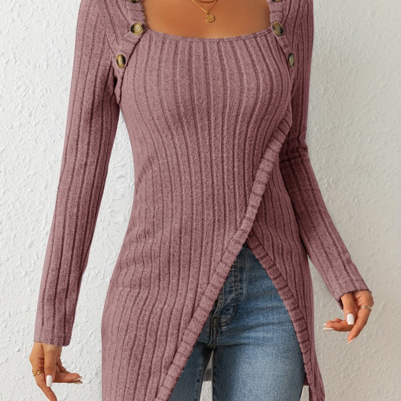 Camiseta de malha slim fit com gola quadrada, decoração de botões e bainha com fenda