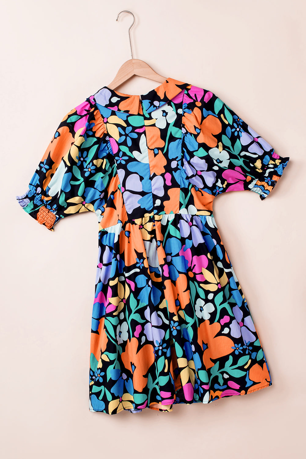 Vestidos florais com decote aberto e gola alta