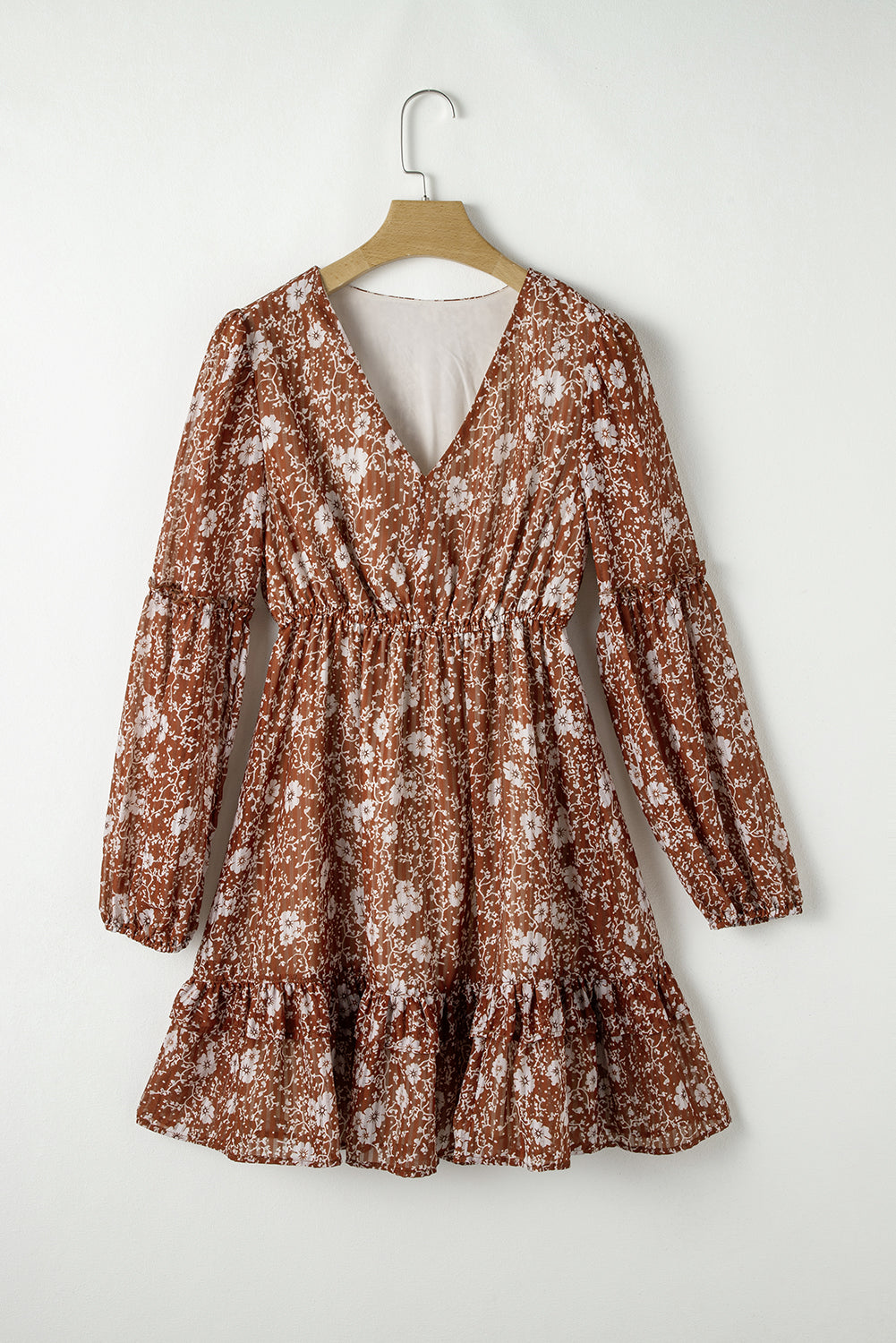 Vestido curto com babados florais e manga bufante estilo boho