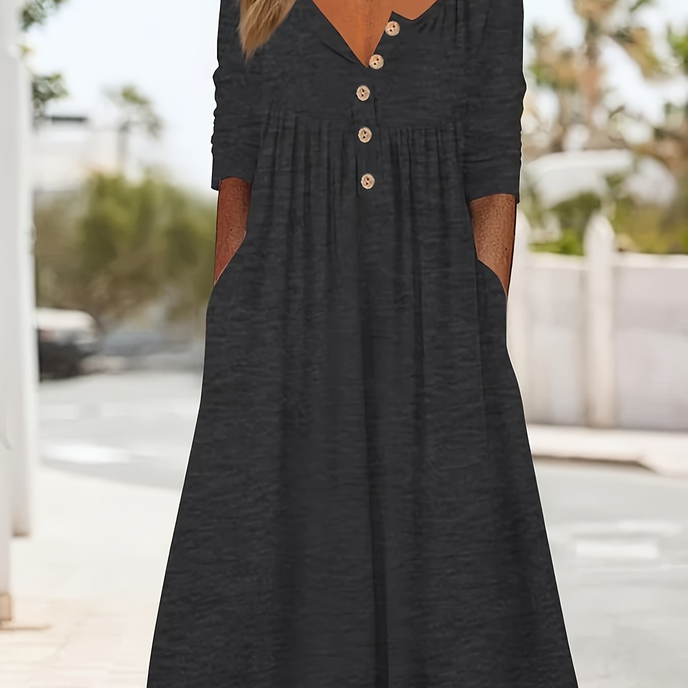 Vestido midi com botões frontais, manga comprida, bolsos e bainha com babados.