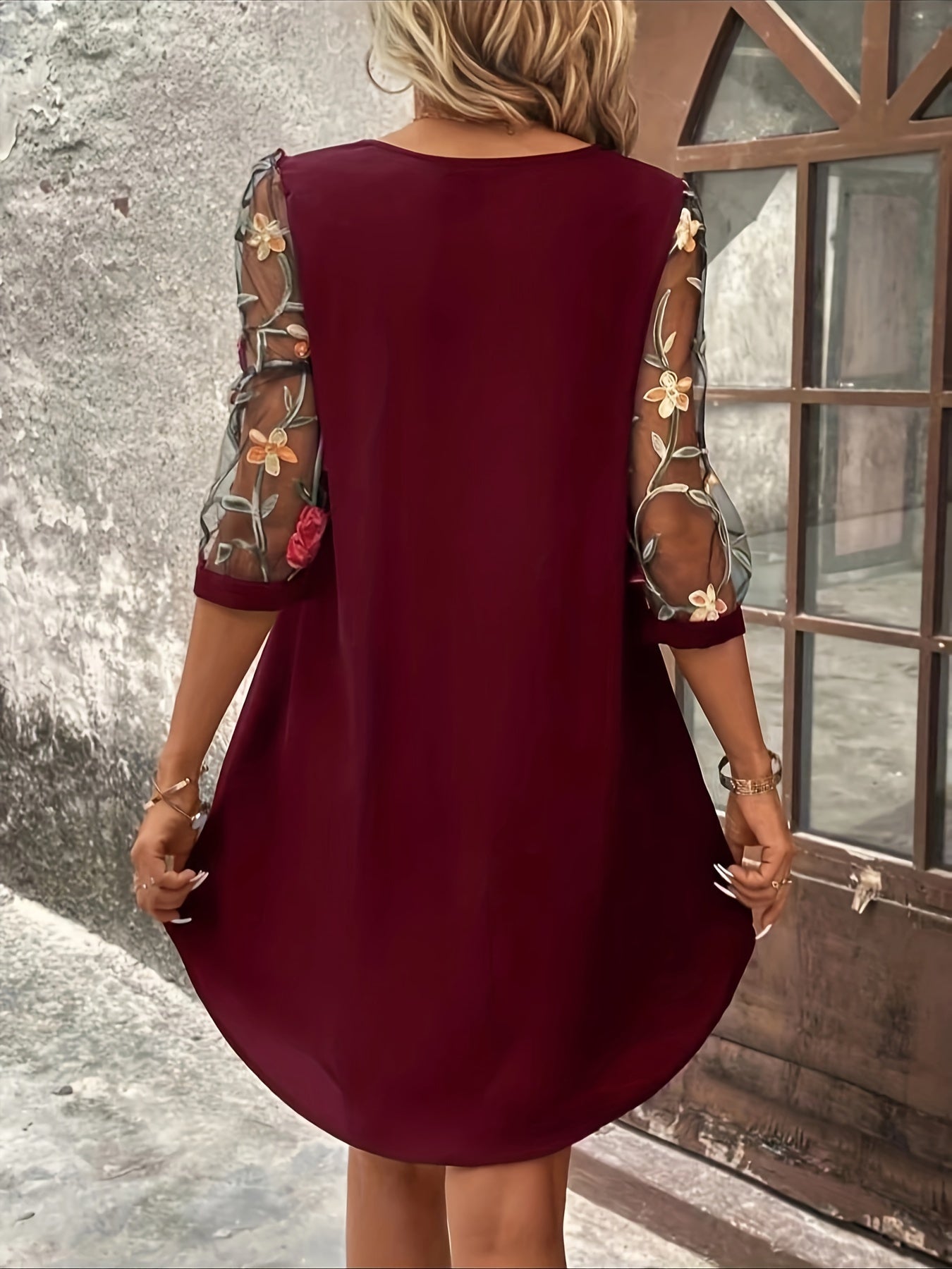 Vestido floral, mangas ilusão três quartos, decote cavado, caimento solto.