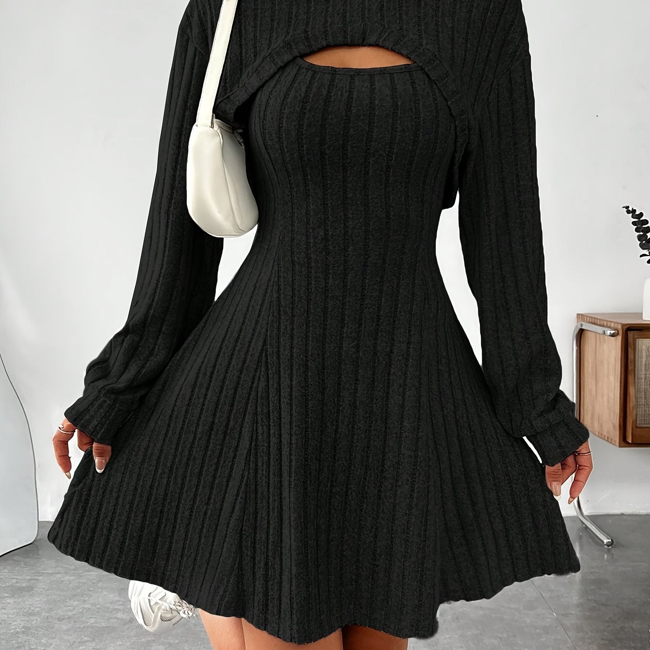 Conjunto de vestido canelado, casaco com capuz e vestido regata em corte A.