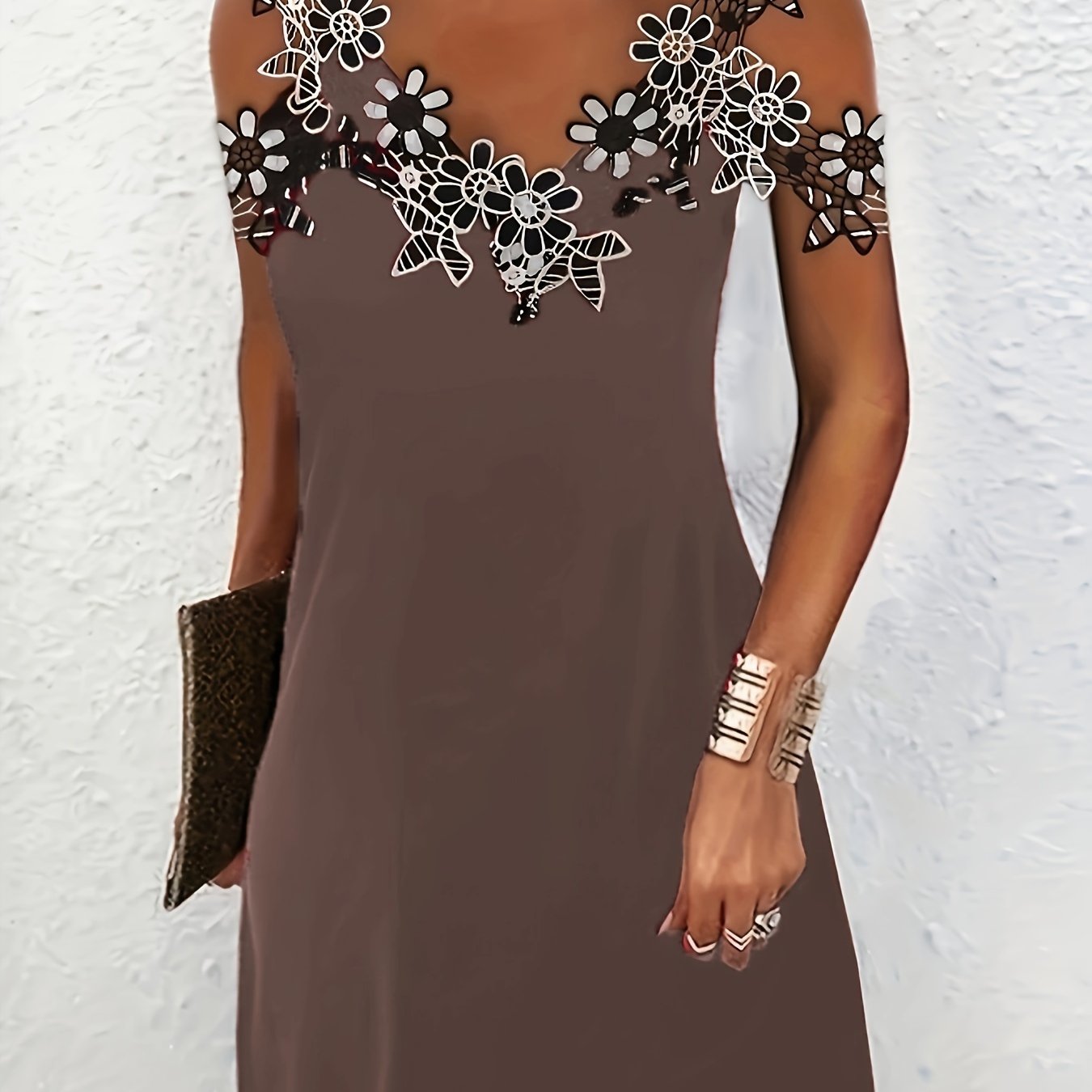 Vestido com ombros descobertos e apliques florais, decote em V, vestido casual para festas.