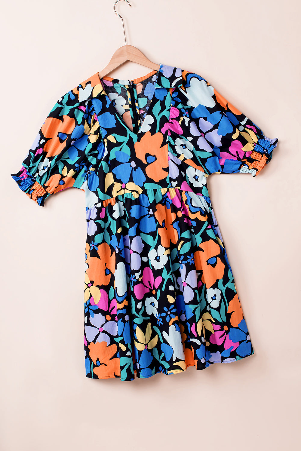 Vestidos florais com decote aberto e gola alta
