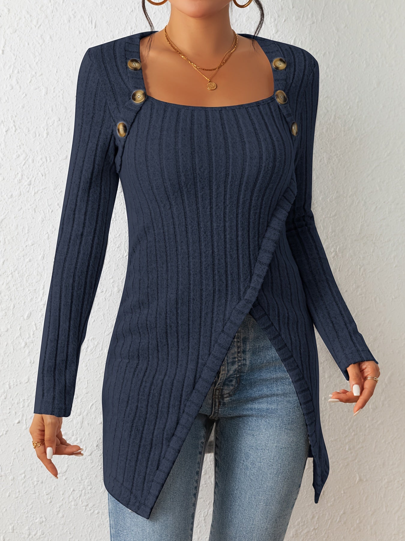 Camiseta de malha slim fit com gola quadrada, decoração de botões e bainha com fenda