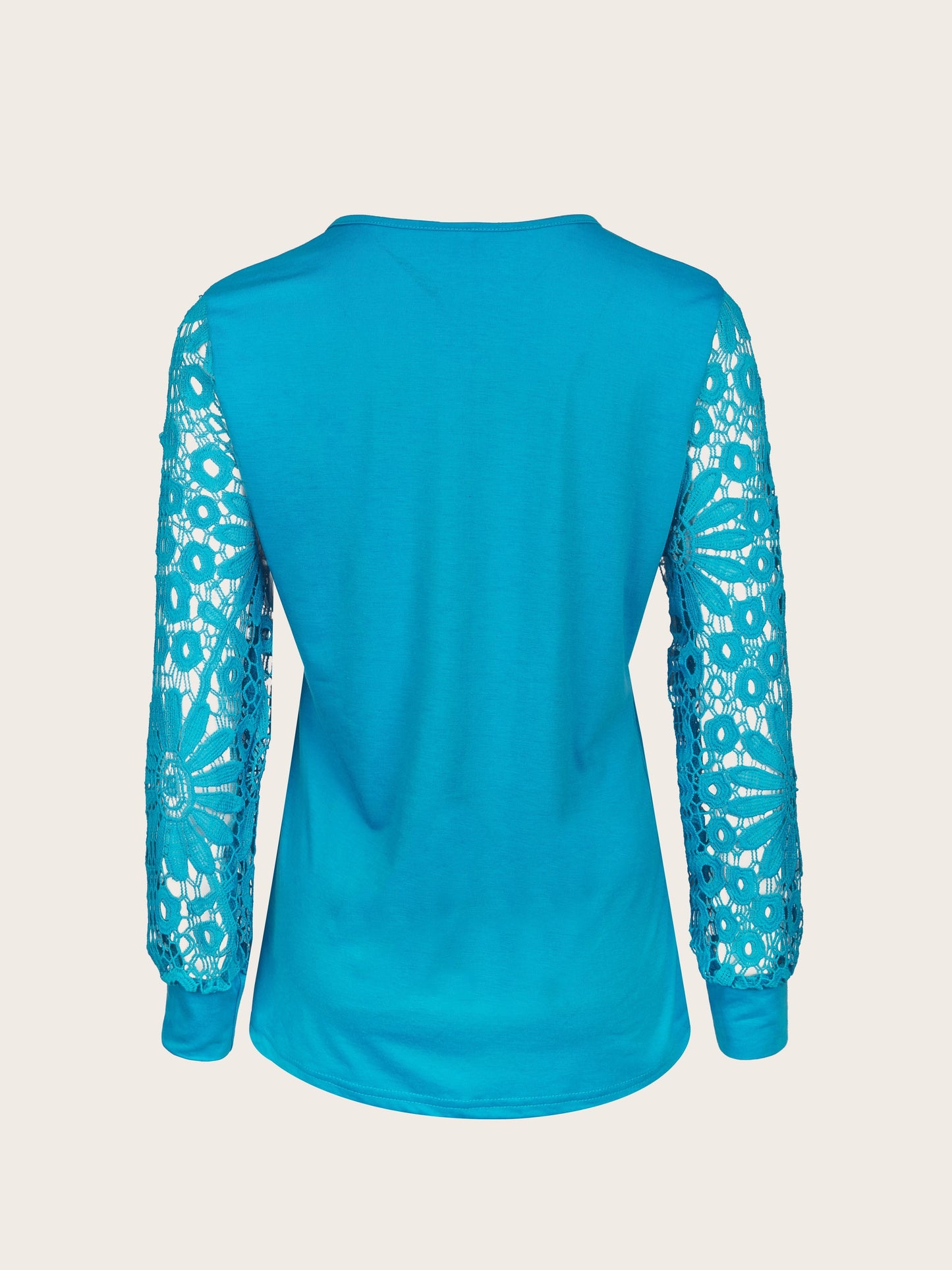Camiseta com pregas frontais contrastantes de renda, decote em V com botões, blusa casual de manga comprida.